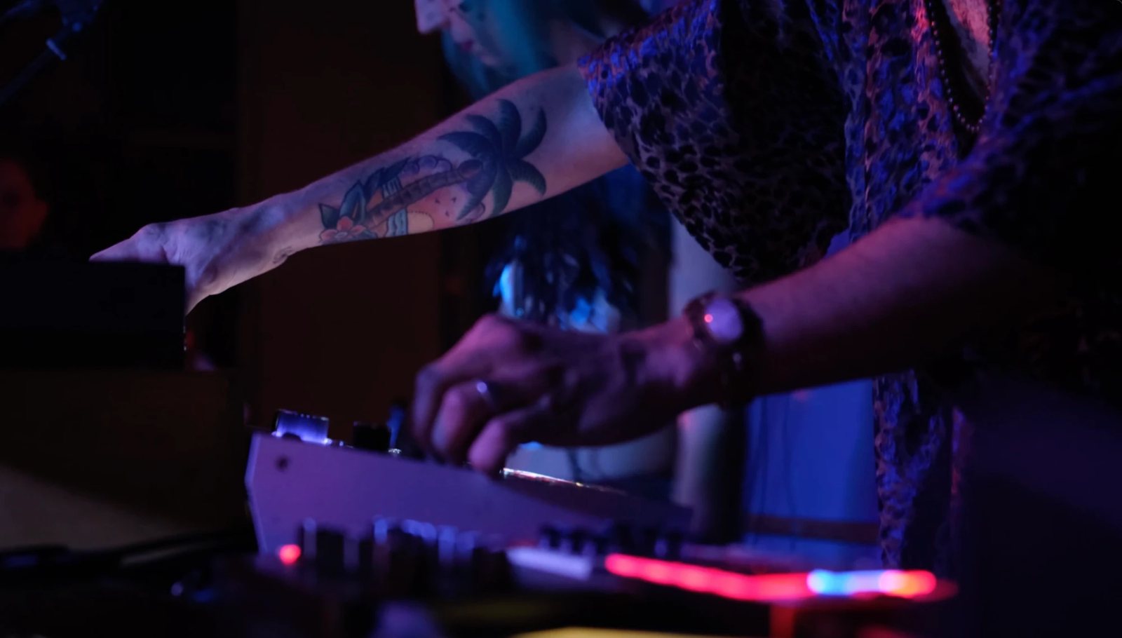 Hands on synthesizers, live